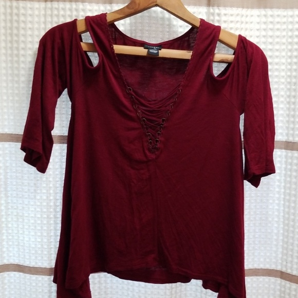 Rue21 Tops - {2 for 10} Rue 21 burgundy cold shoulder top sz m